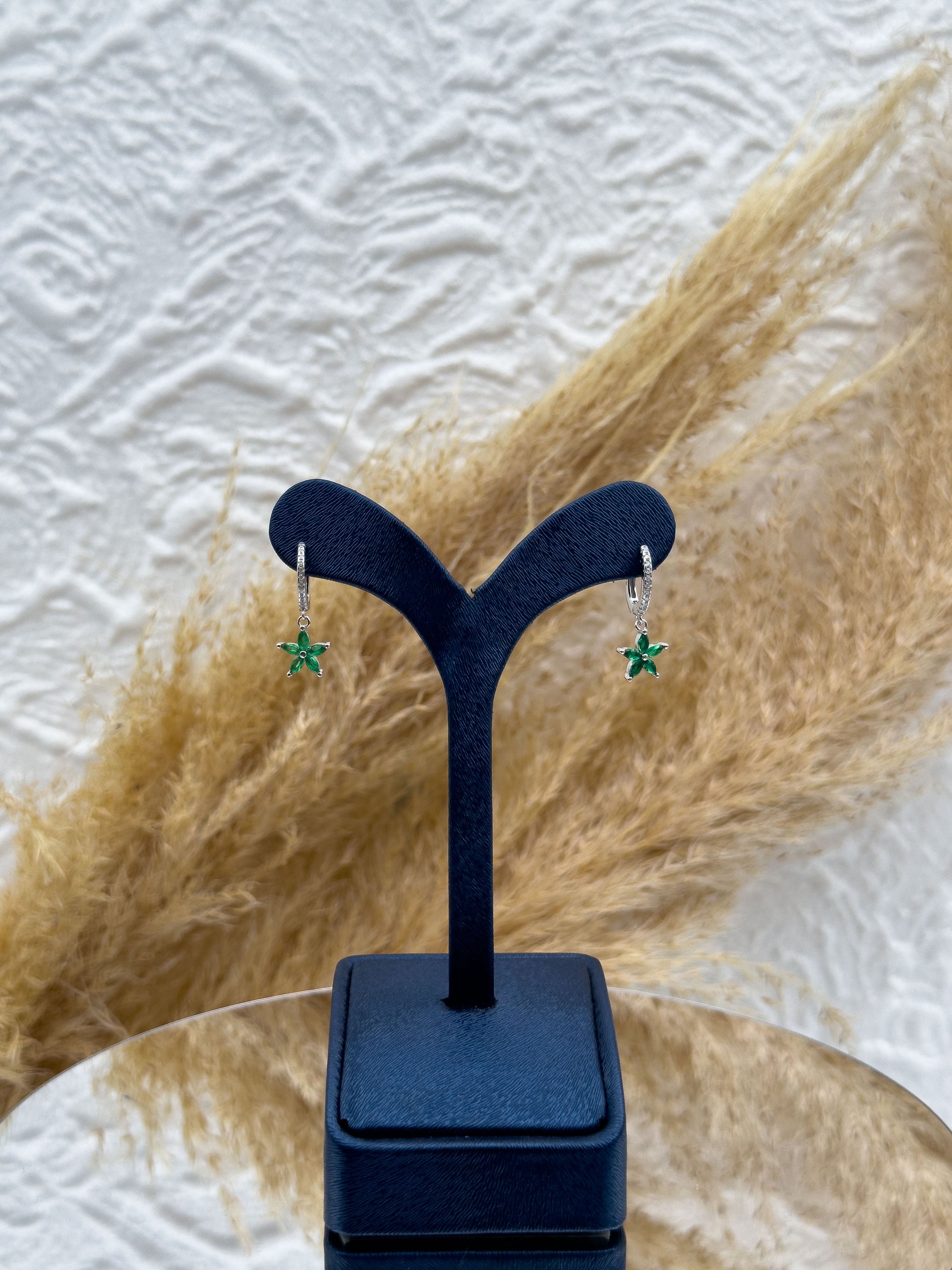 925 Ayar Gümüş Zümrüt Taşlı Lotus Modeli Sallantılı Kadın Küpe